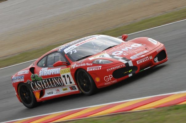 La storica Ferrari rossa in corsa su pista, simbolo di passione per il motorsport tra colline del Chianti.
