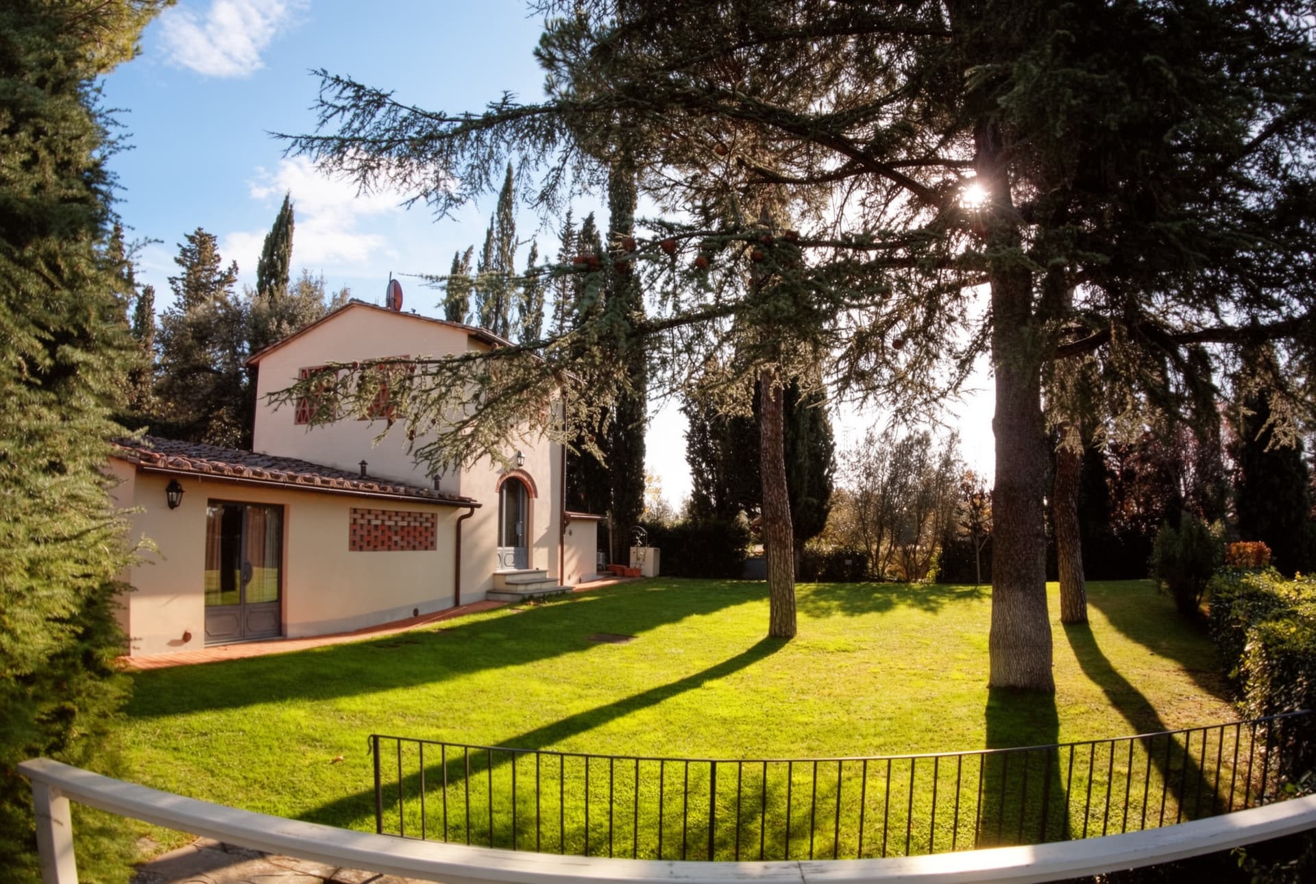 Villa I Barronci Resort & Spa nel Chianti, circondata da un giardino verde e alberi secolari in Toscana.