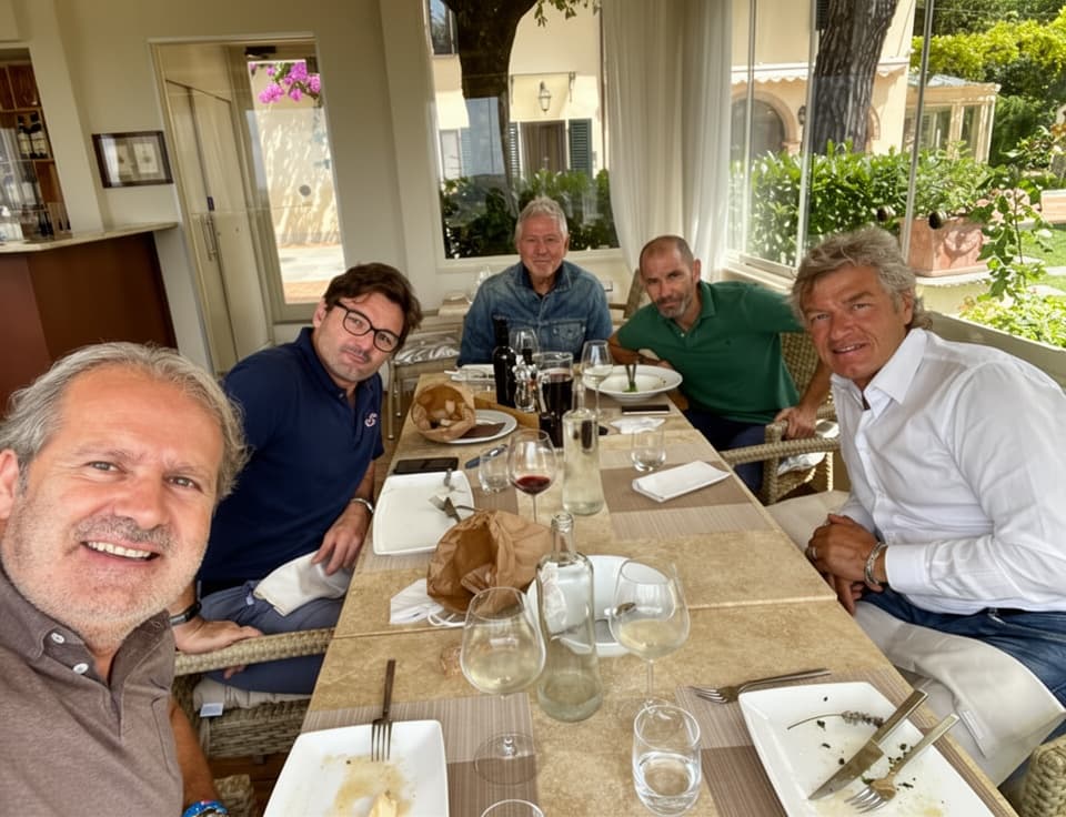 Gruppo di amici che pranzano nel ristorante di Villa I Barronci, immersi nel Chianti, Toscana.